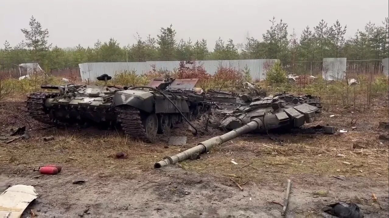 Подбитые танки на Украине 2022. Разбитая техника ВСУ 2022. Разбитые украинские танки.