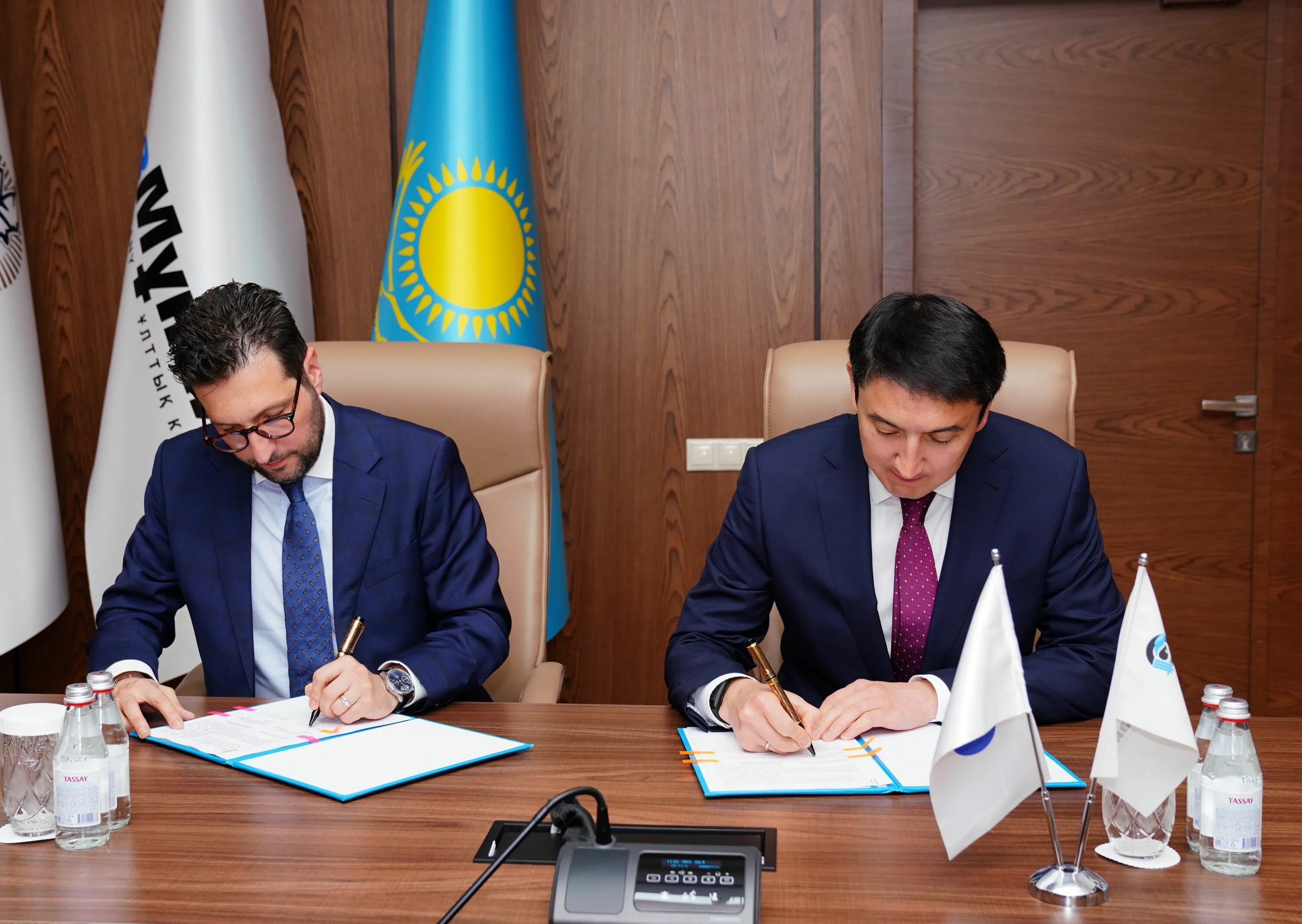 Қазмұнайгаз логотип. Қазмұнайгаз логотип. Казмунайгаз картинки. Казмунайгаз картинки одежды. Қазмұнайгаз логотип.