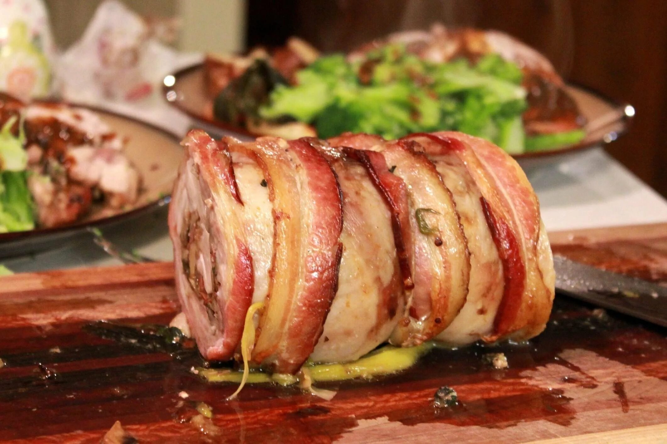 Рецепты бекон с начинкой. Поркетта (Porchetta). Мясо в беконе. Свинина завернутая в бекон. Рулетики из свинины в беконе.