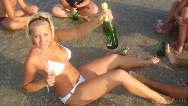 Бухие русские жены. Пьяные девушки и женщины. Картинки пьяных девушек. Пьяные девки в купальнике.