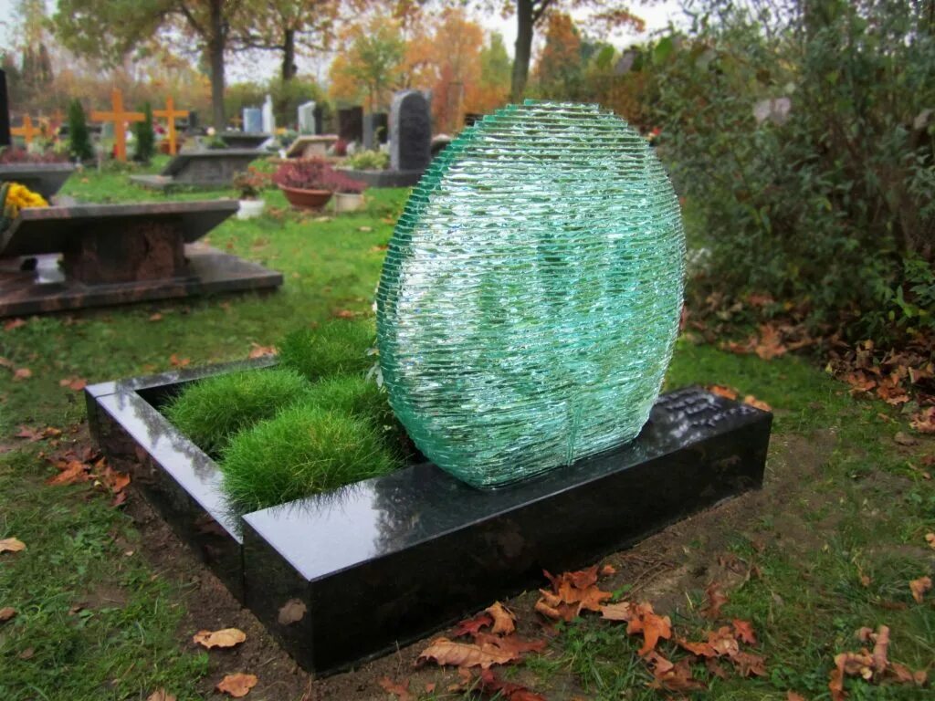 Памятник из триплекса. Стеклянный памятник. Стеклянные памятники. Стеклянный памятник. Стеклянное надгробие.