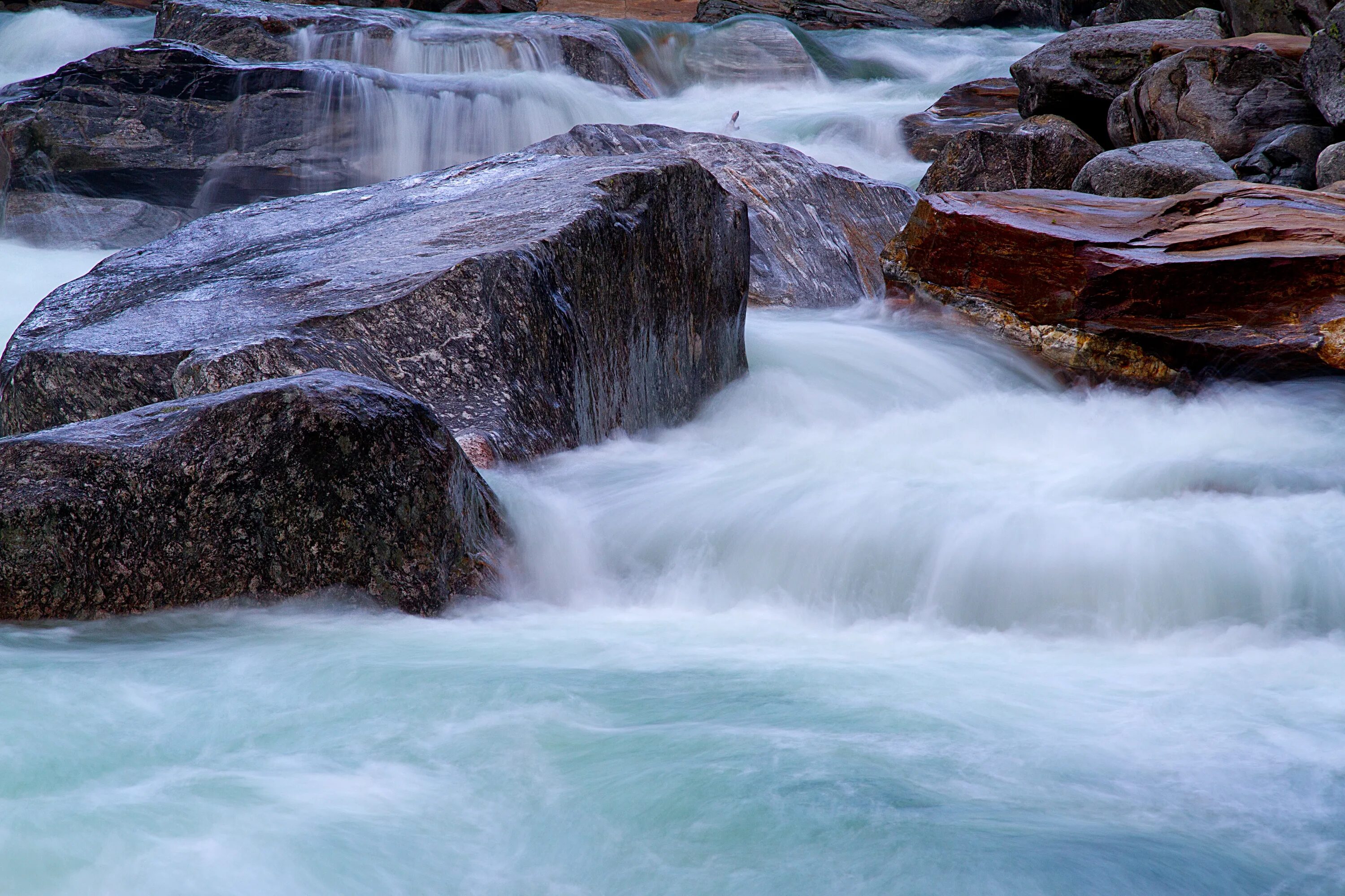 Verzasca Valley. Поток воды. Белые берега водопад. Вода в Швейцарии. Поток воды 7