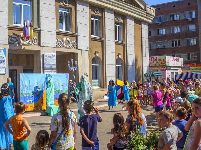 Дк восход энгельс кинотеатр. ДК Восход Энгельс. Площадь ДК Восход Энгельс. ДК Восход Приволжский. ДК Восход никель.