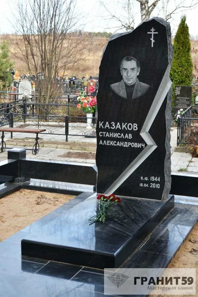 памятник из гранита военному