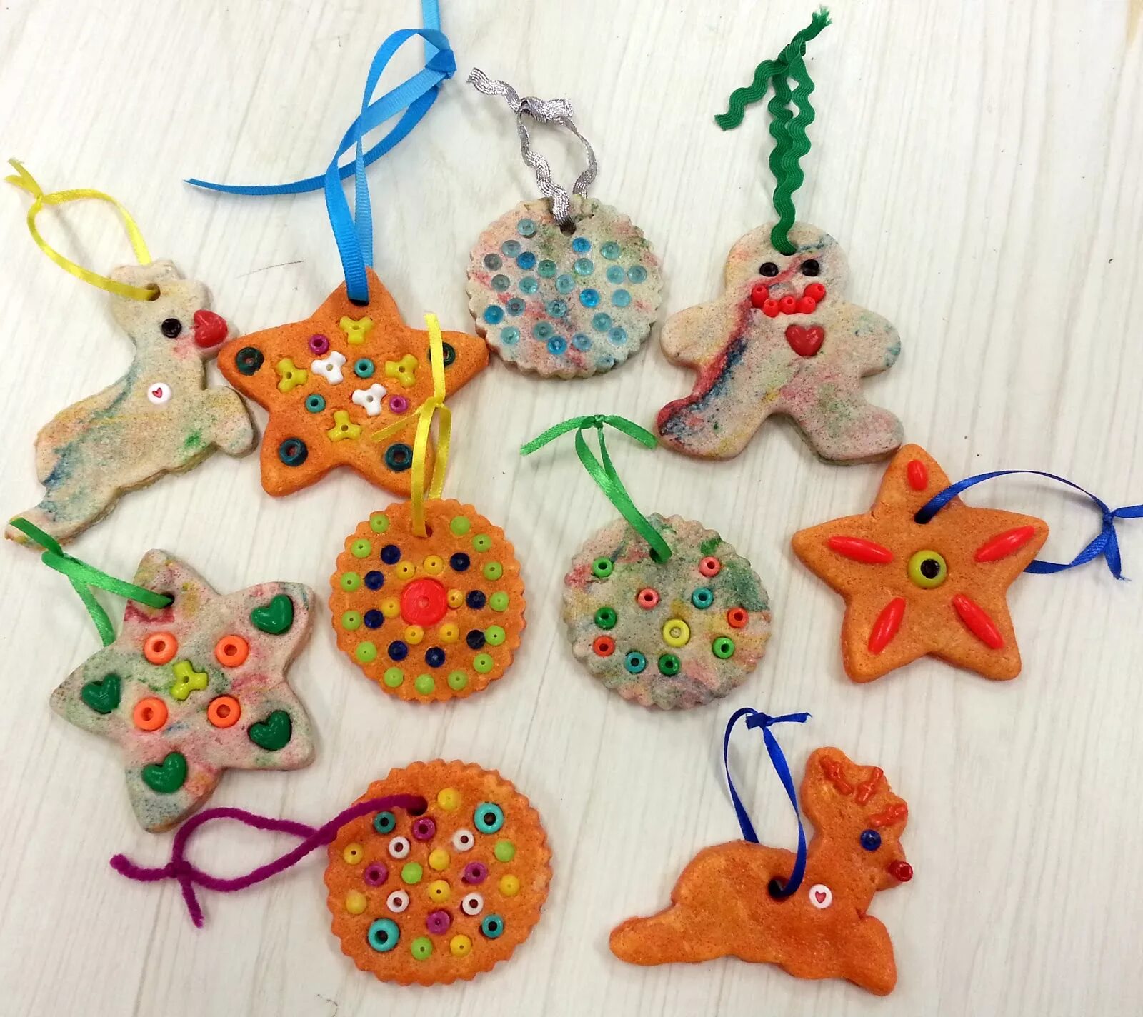елочные игрушки из соленого теста. мастер класс новогодняя игрушка из соленого теста. елочные игрушки из слоеного теста. новогодняя лепка из теста. лепка из соленого теста елочные игрушки.