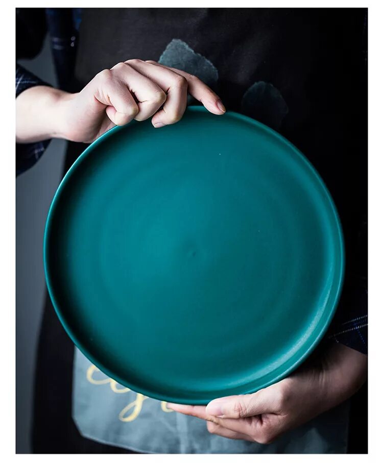 Тарелки матовые керамические. Тарелки изумрудного цвета. Тарелки темно зеленые. Матовые тарелочки. Тарелка матовая