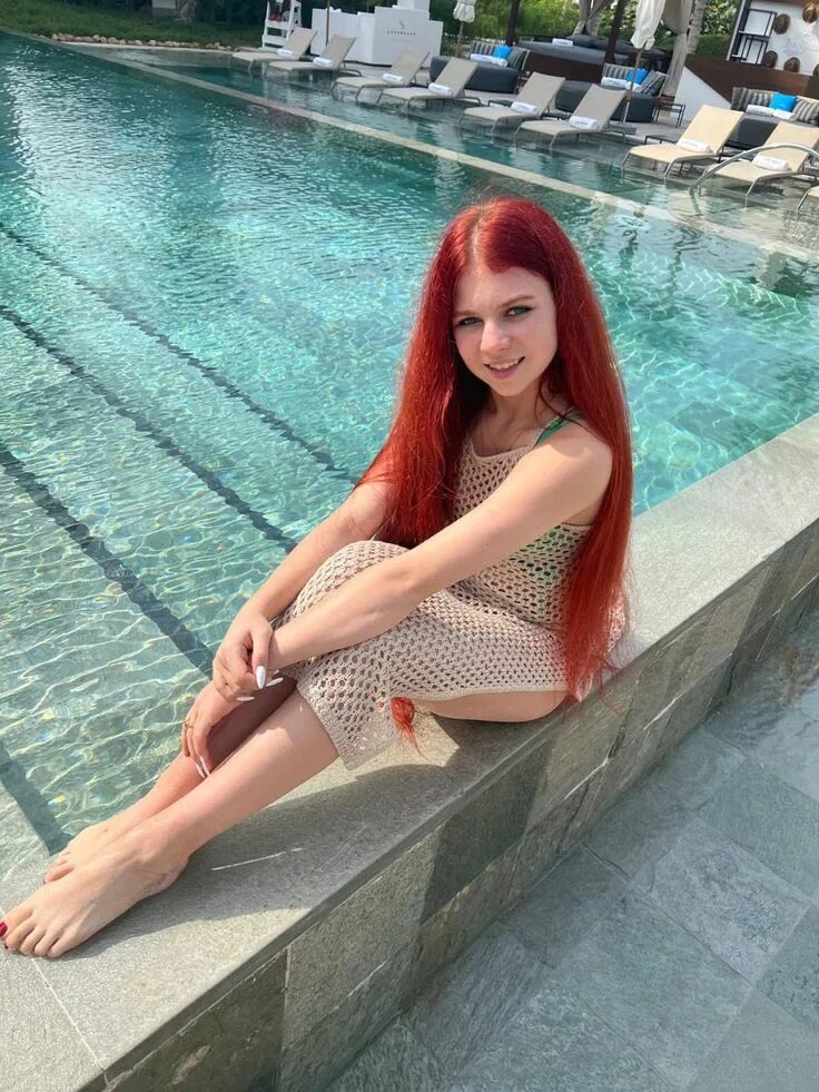 Почему она такая шикарная?" Трусова показала фотографии в изумрудном купальнике 