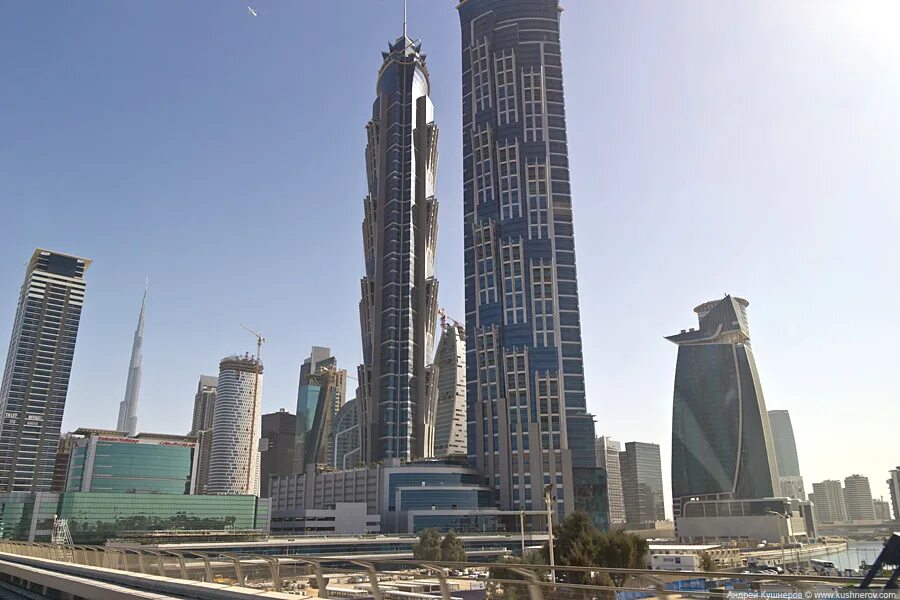 Небоскреб 2 км. Небоскребы на шоссе шейха Зайда. Дубай небоскребы Зайда. Вращающийся небоскреб в Дубае. Mirax Dubai небоскреб.