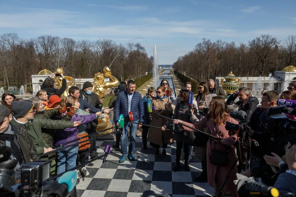 Петергоф 2022. Петродворец фонтаны открытие 2021. Очередь туристов в Петергофе. Погода петергоф по часам