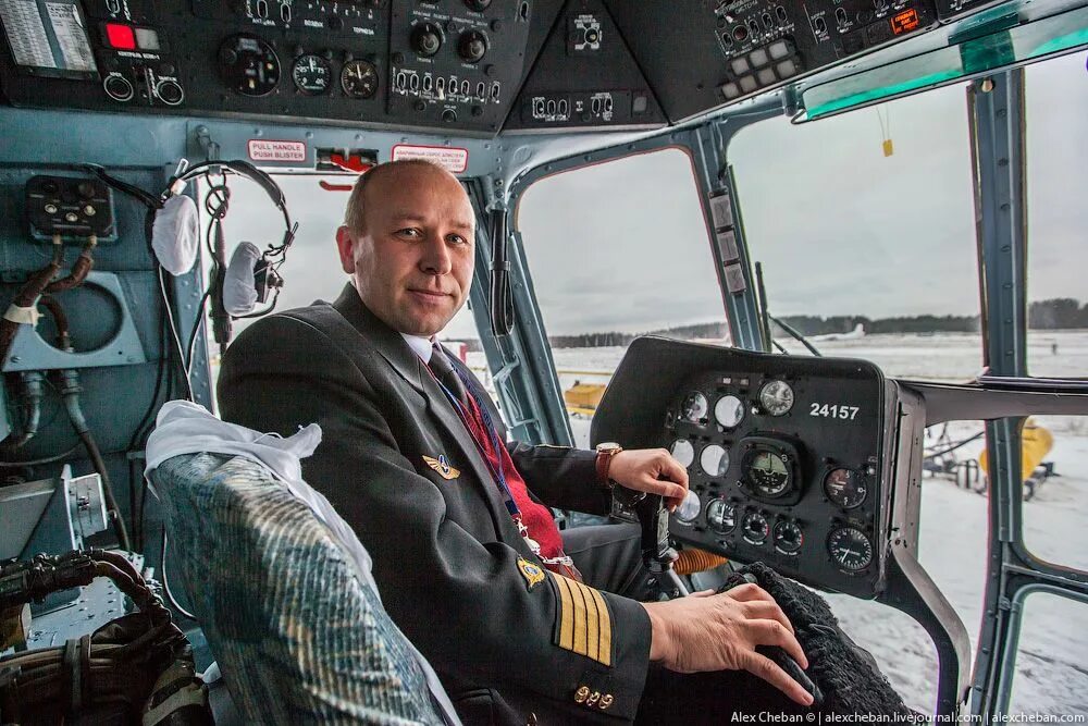 Кабина пилота вертолета ми-8. Пилотская кабина ми-8. Ми-8 кабина. Летчик ми 8. Пилот ми 8.