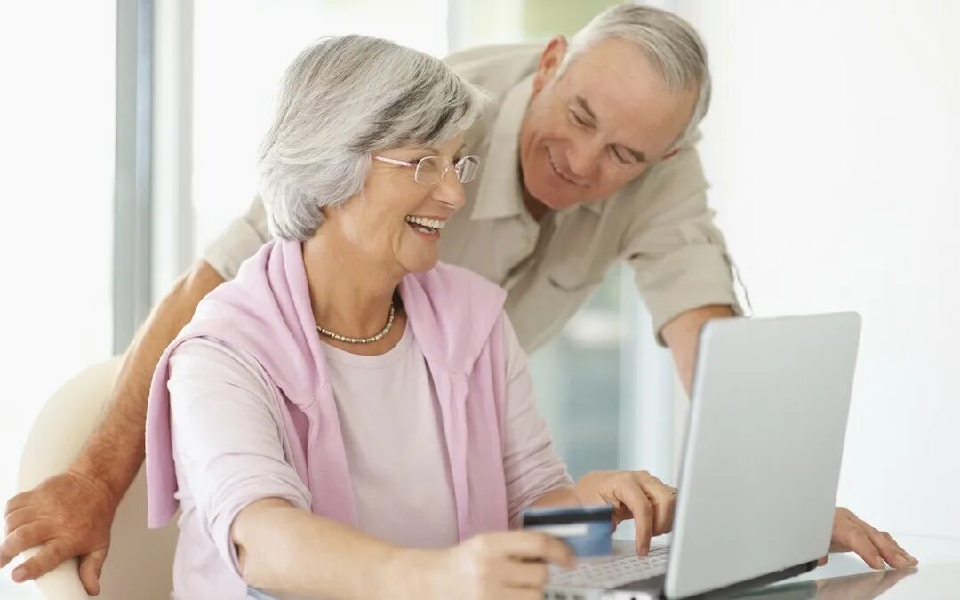 Мобильный интернет для пенсионера. Пенсионер за компьютером. Пожилые люди и компьютер. Пенсионеры и компьютер. Пожилой человек за компьютером.