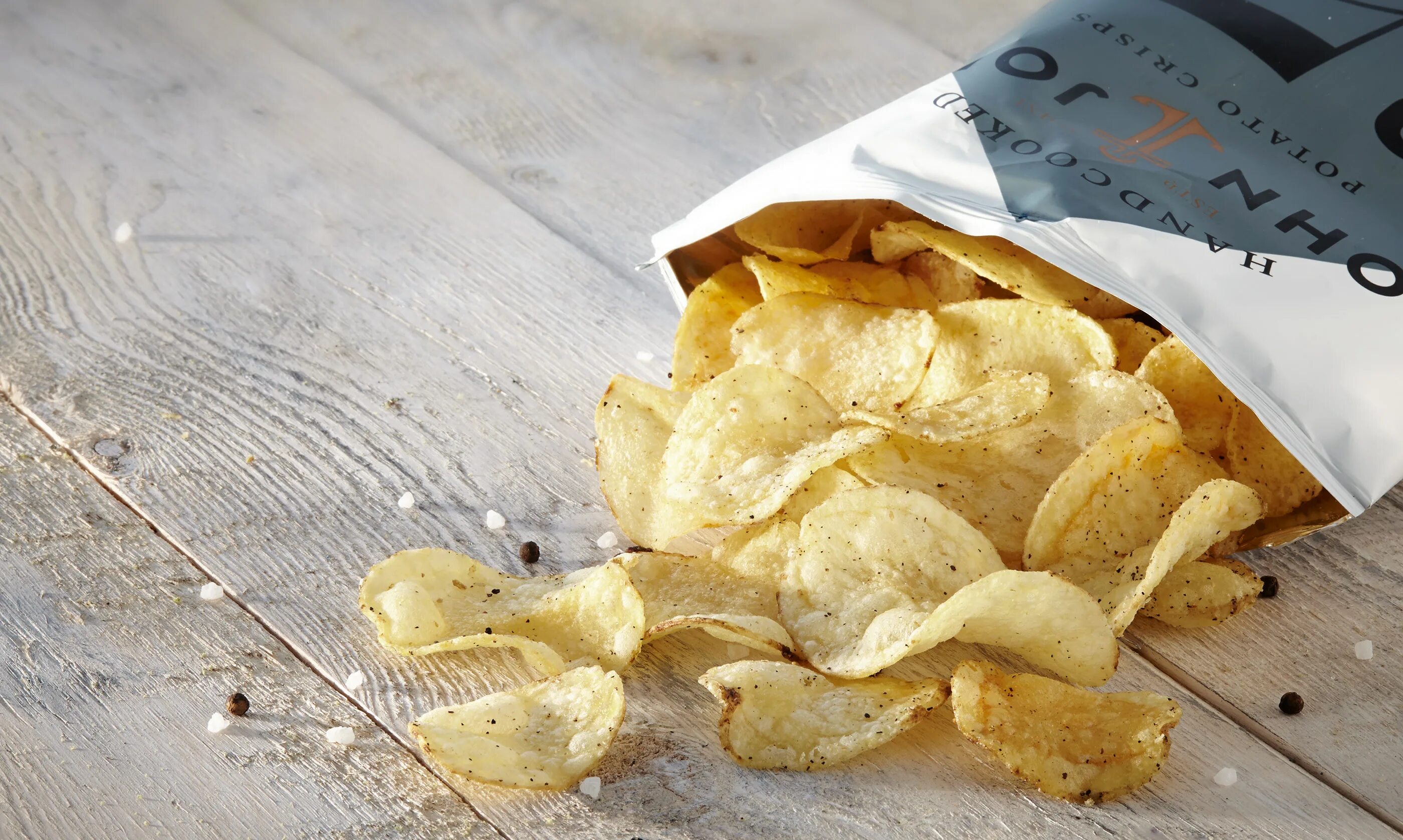 Чипсы чипсы чипсы число. Crisps чипсы. чипсы рассыпанные. чипсы в прозрачной упаковке. упаковка чипсов на столе.