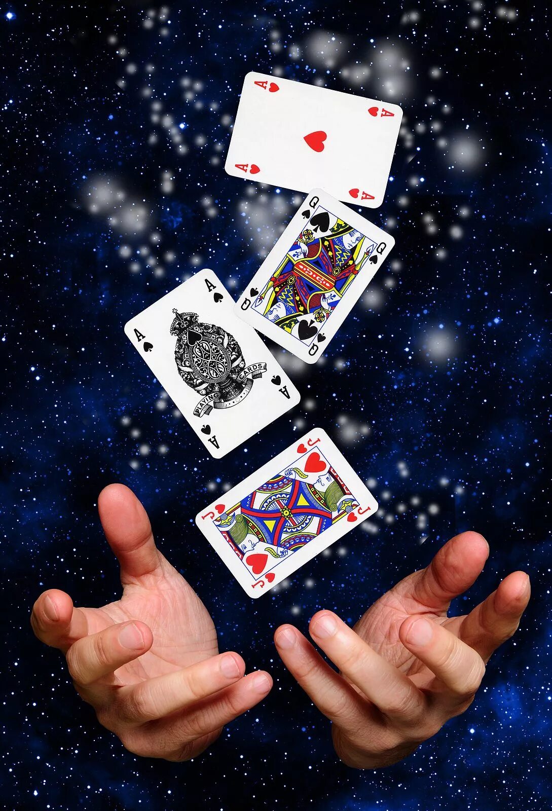 Playing with magic. Магические игральные карты. Гадальная карта в руке. Карты игральные магия. Игральные карты в красивой руке.