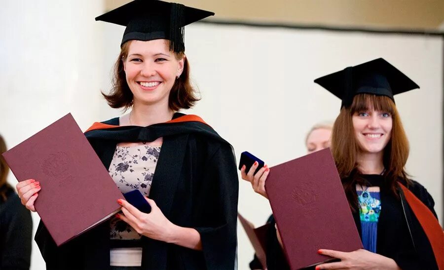 без работы бакалавры. вручение дипломов выпускникам университета. студент с дипломом. мантии магистра юфу. студент закончил вуз.