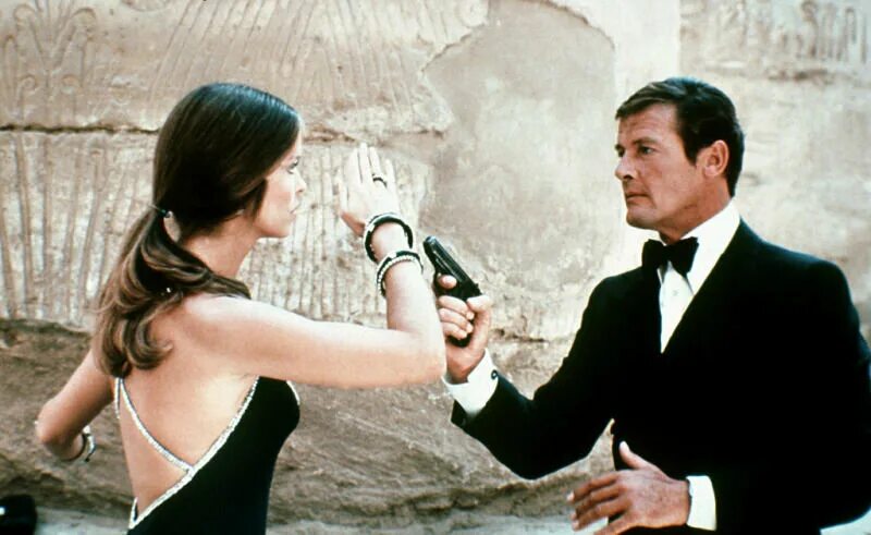 роджер мур джеймс бонд. агент 7 -шпион который меня любил. джеймс бонд 1977. джеймс бонд 1977. шпион который меня полюбил фильм 1977.