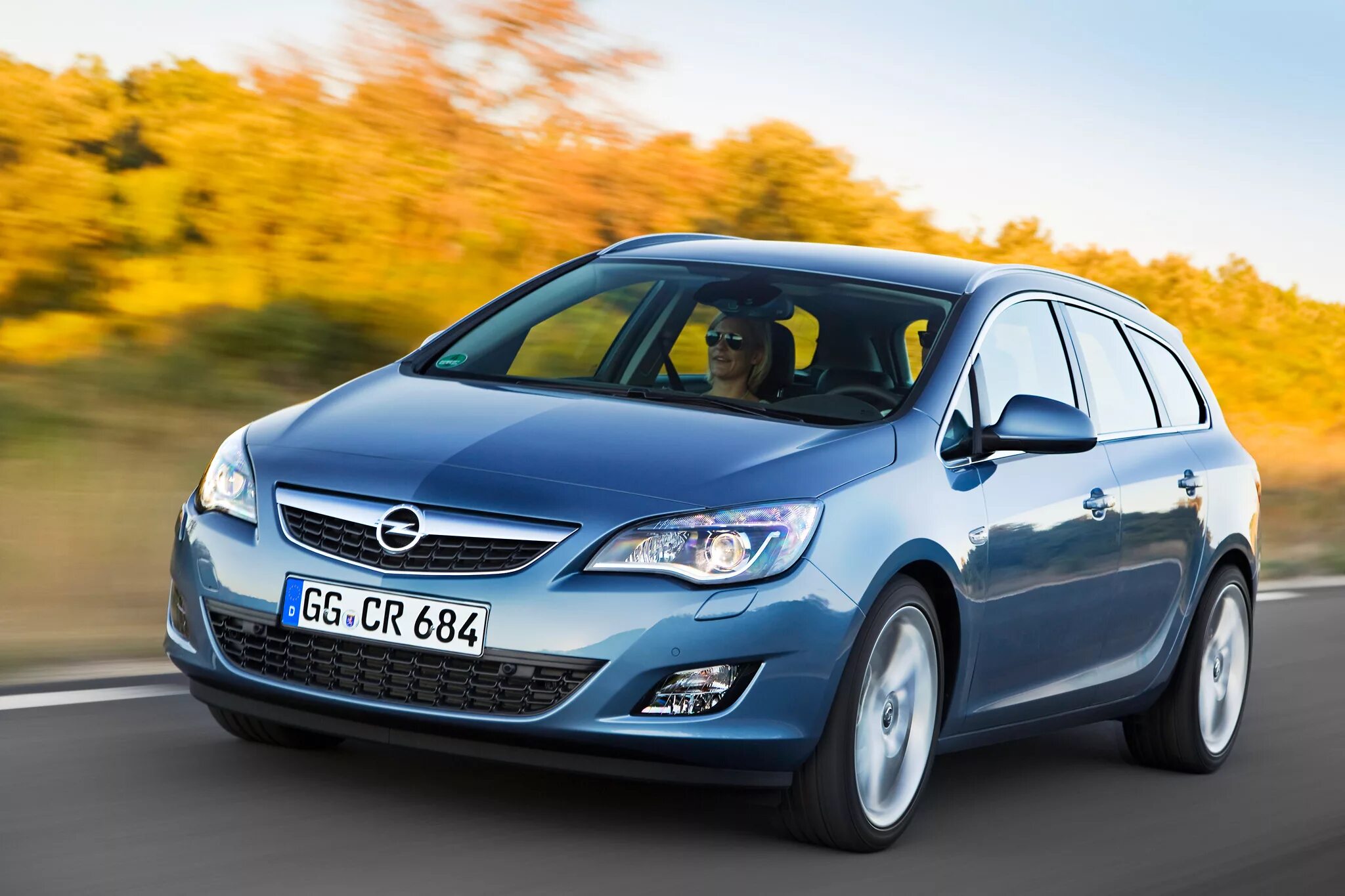 Gm купить опель. Opel Astra Sport Tourer (2010-2015). Opel Astra 2011.