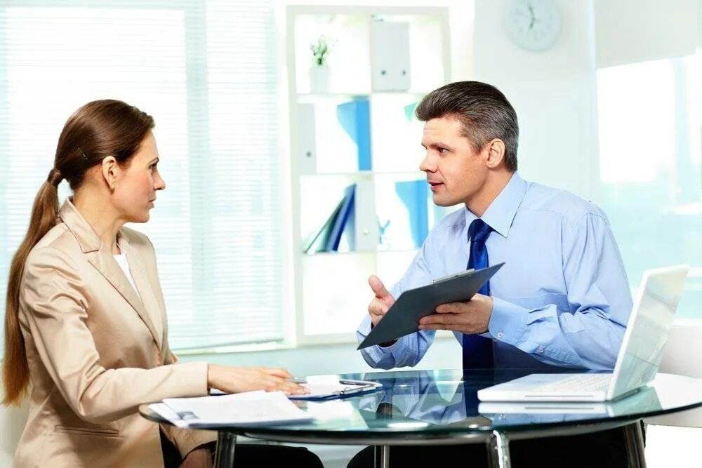 Беседа с руководителем. Общение с начальником. Руководитель младше подчиненного. Офис с сотрудниками. Работник и работодатель.