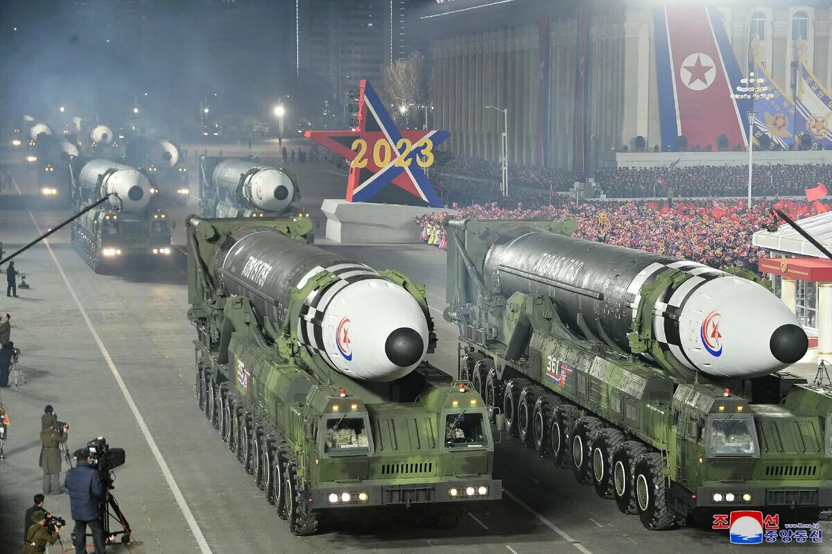 Корея оружие россии. Хвасон-17 баллистическая ракета. Баллистическая ракета КНДР. Северная Корея ядерная держава. Межконтинентальные баллистические ракетные комплексы «Хвасон-17»..