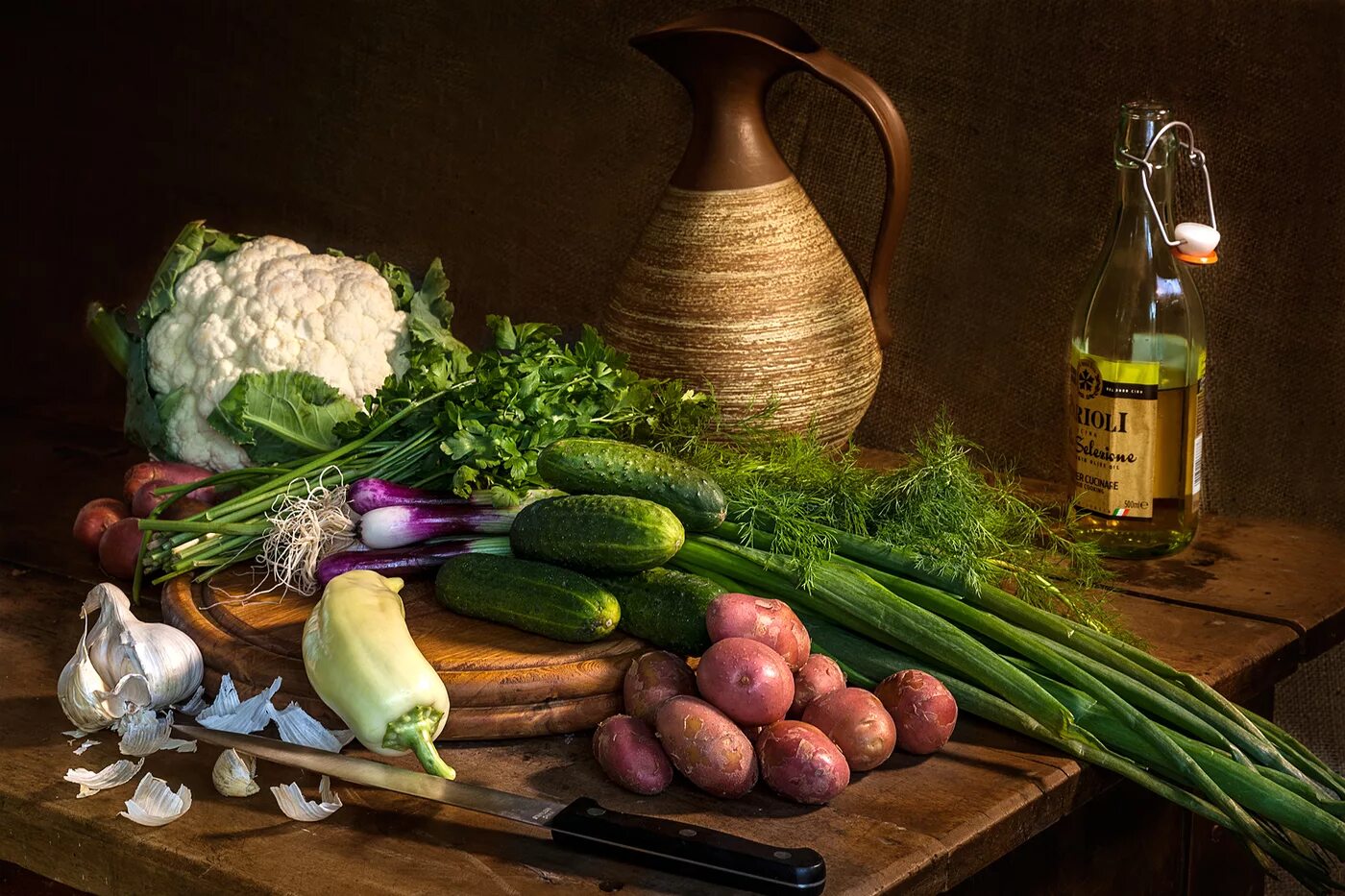 здоровье на дне тарелки. натюрморт из продуктов. вегетарианское питание. красивый натюрморт с овощами. овощные культурные растения.