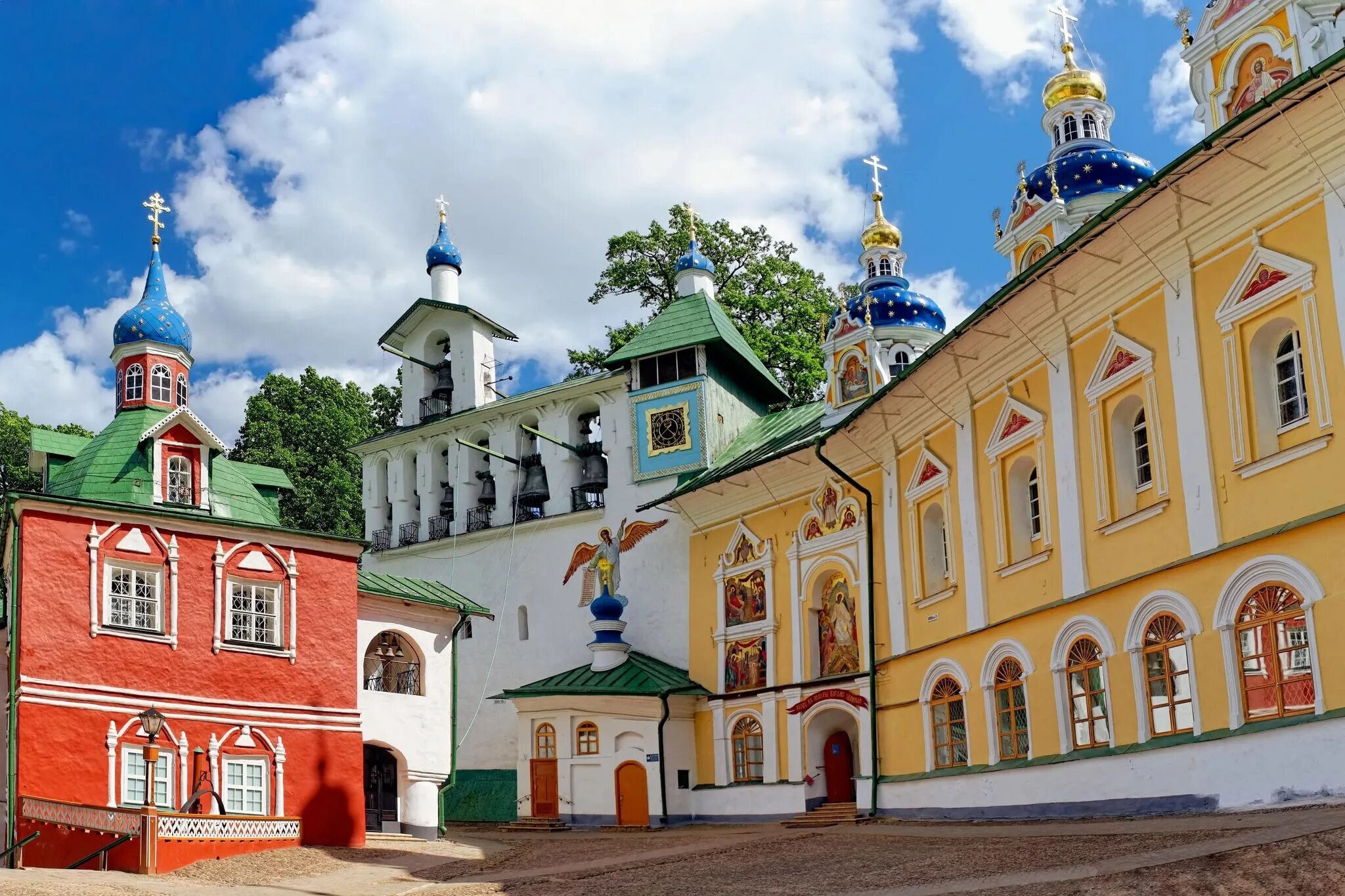 Псков Псково-Печерский монастырь. Свято-Успенский Псково-Печерский монастырь, Печоры. Свято Печорский Успенский монастырь. Успенский храм Псково-Печерского монастыря.