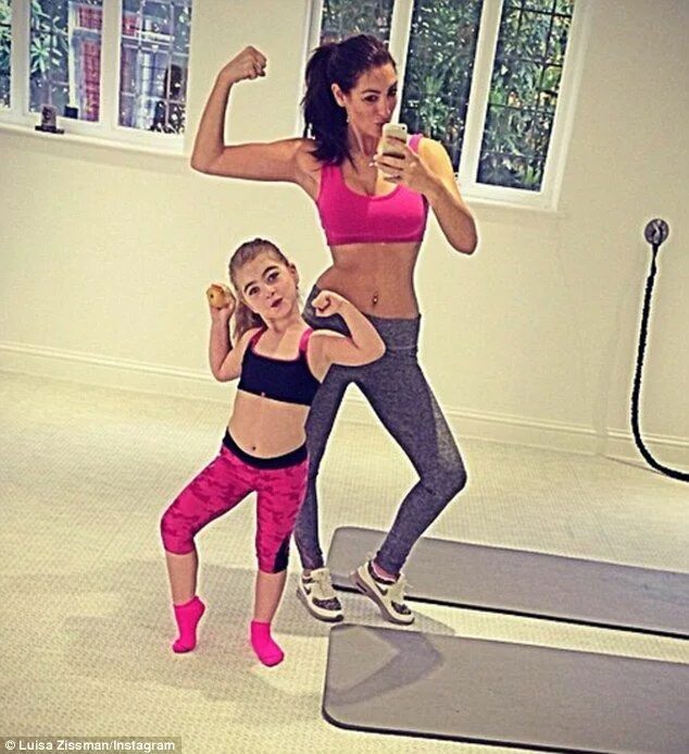 Мама и дочка в спортзале. Gym mommy. Спортивные молодые мамы. Мама и дочь спорт. Спортивная девушка с ребенком.
