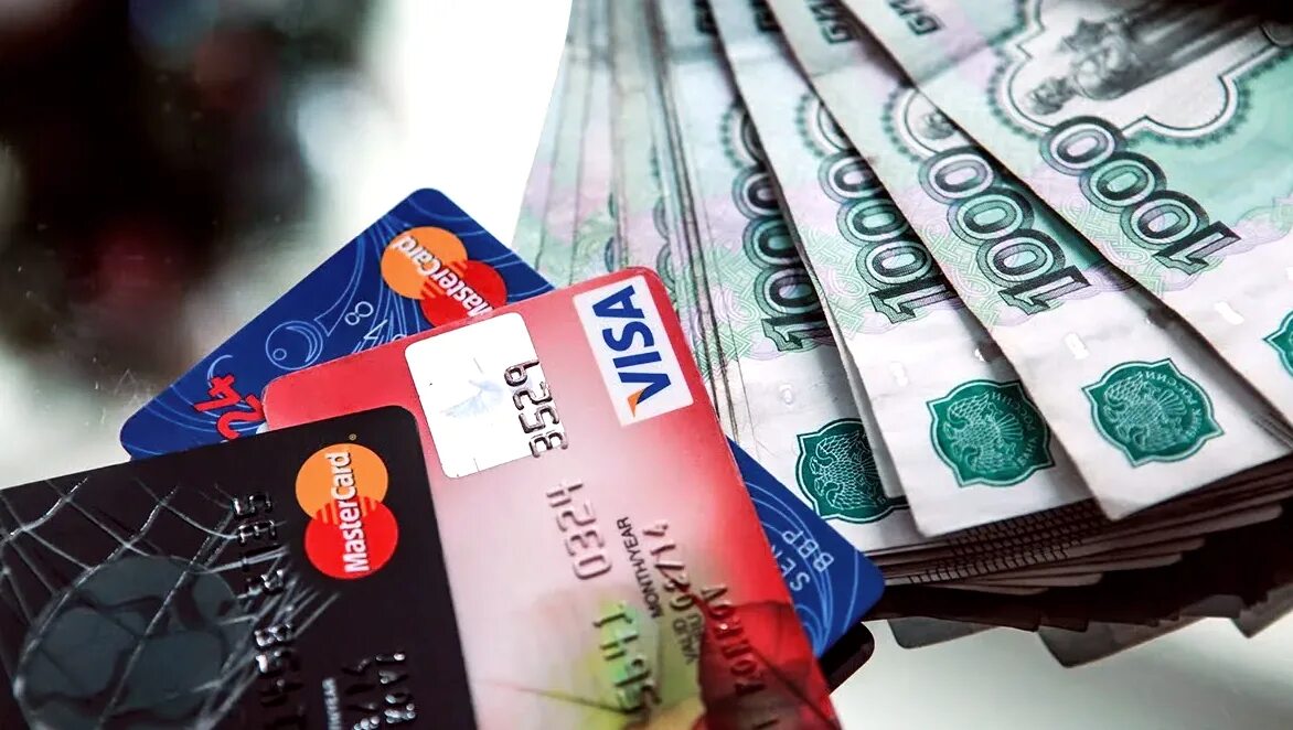 тинкоф кртдитная катра. пластиковая карта и деньги. пластиковые карты банковские. деньги в руках женщины. наличные деньги.