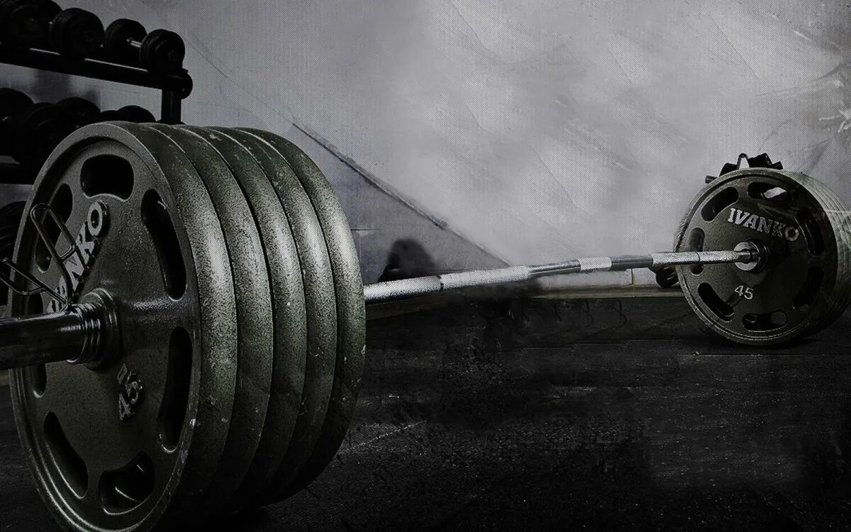 Штанга для спорта. Штанга в спортзале. Гантели фон. Культурист со штангой. Красивые гантели.