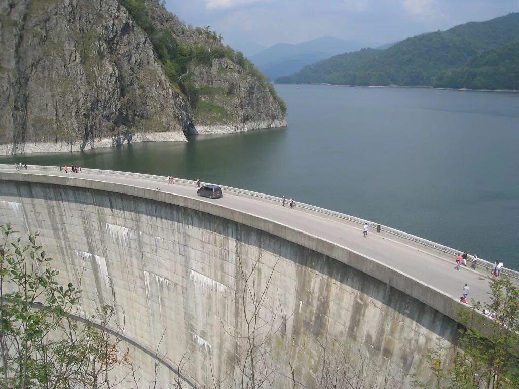 Озеро Видрару Румыния. Дамба Видрару. Плотина Видрару в Румынии. Водохранилище Видрару Румыния. Дамба алматы