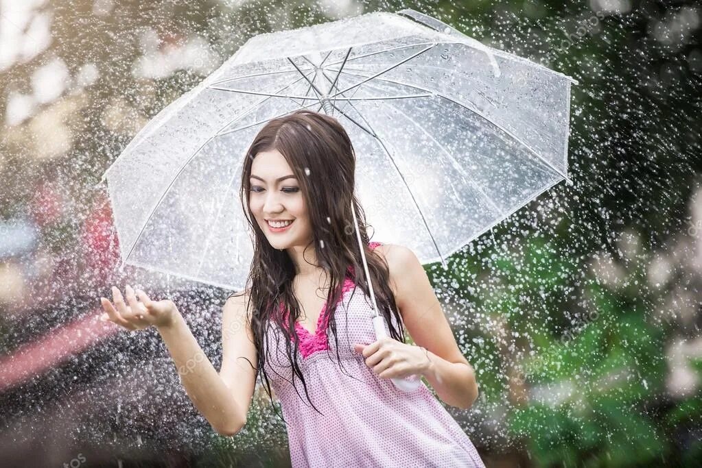Девушка с прозрачным зонтом. Женщина дождя. Красивая Восточная девушка под дождем. Азиатская девушка под зонтом в дождь.