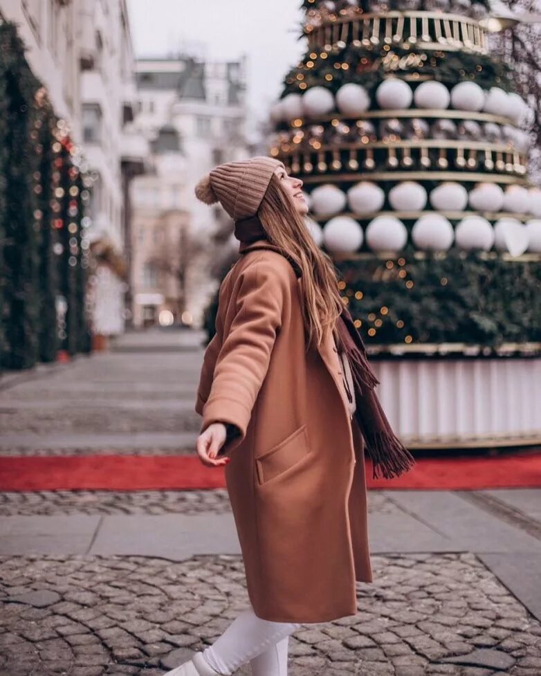 коричневое пальто. шапка к коричневому пальто. шапка к бежевому пальто женское. пальто и шляпа. коричневое пальто какая шапка.