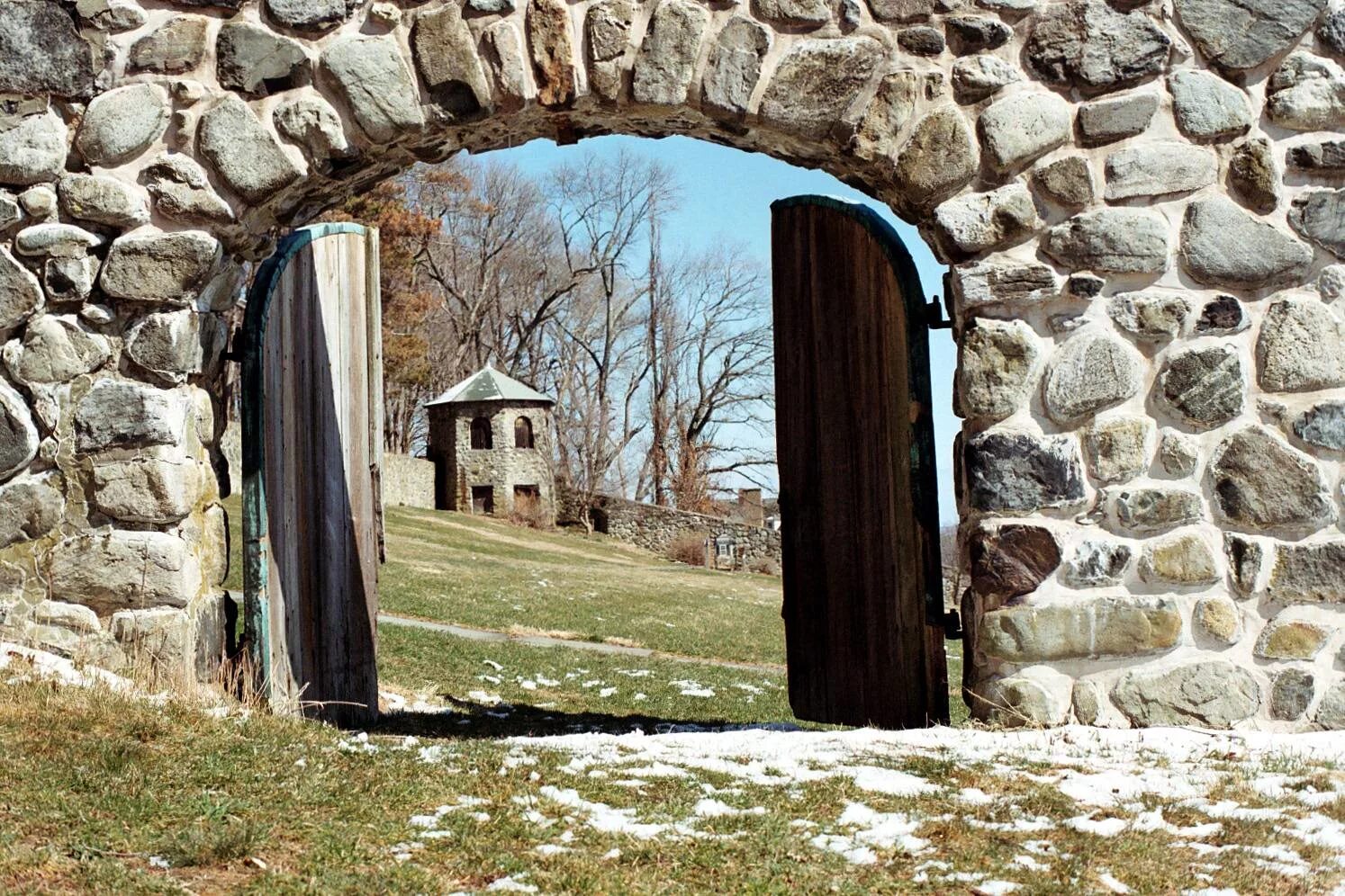 Дверь ворота открытая. Крепость Абаата арочные ворота. Арка в замке. Каменная арка Кавказа.