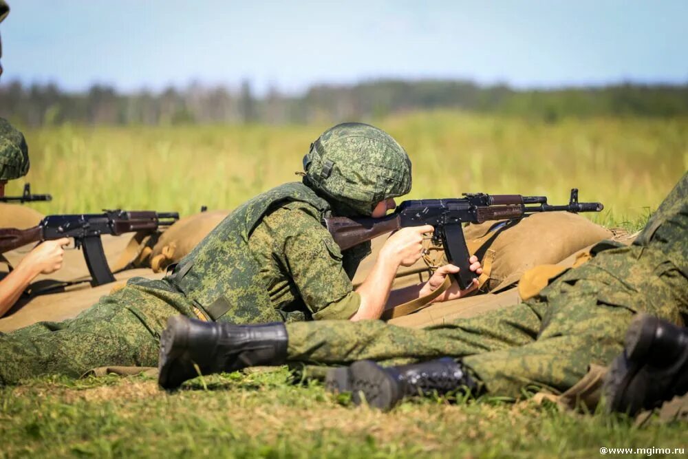 Военные сборы военная кафедра. Военное стрельбище. Курсант стрельбы. Стрельбище военные сборы.