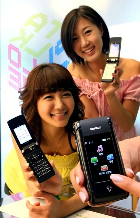Телефон именно. Телефон Samsung с двумя сенсорными экранами. Самсунг с внешним экраном. Первый телефон с 2 мегапиксельной камерой. Телефонраскладкшкас8мпкамеройсамсунг.