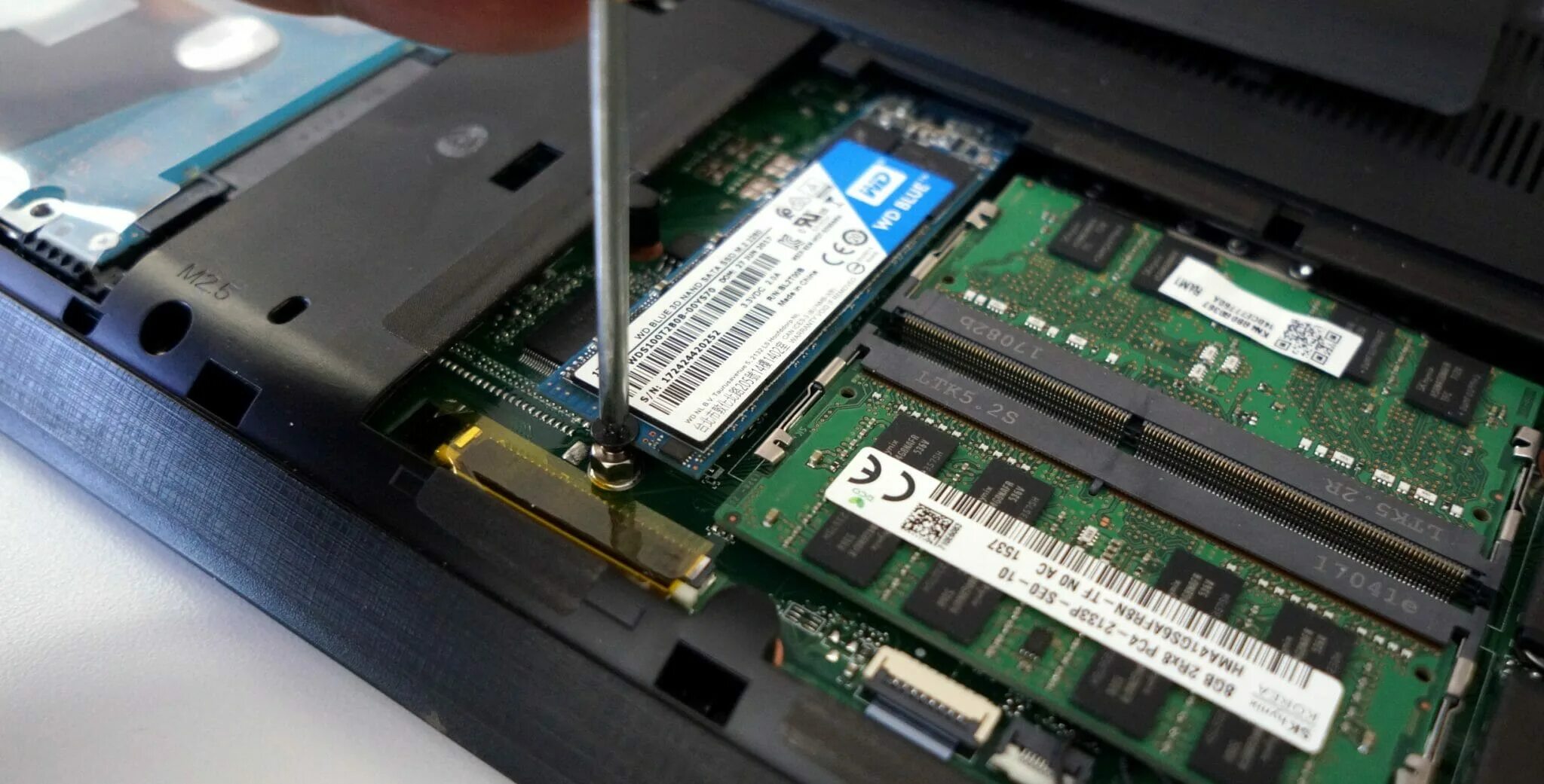 Как установить вторую ssd. М2 ссд разъем в ноутбуке. ssd m2 для ноутбука acer aspire. слот для ssd m2 в ноутбуке. слот для ссд м2.