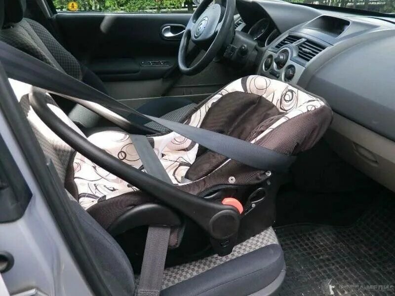 Как установить автолюльку на заднем сидении. Крепить автолюльку. люлька с ремнями безопасности для авто. пристегиваем автолюльку в машину. крепление детской люльки в автомобиле.