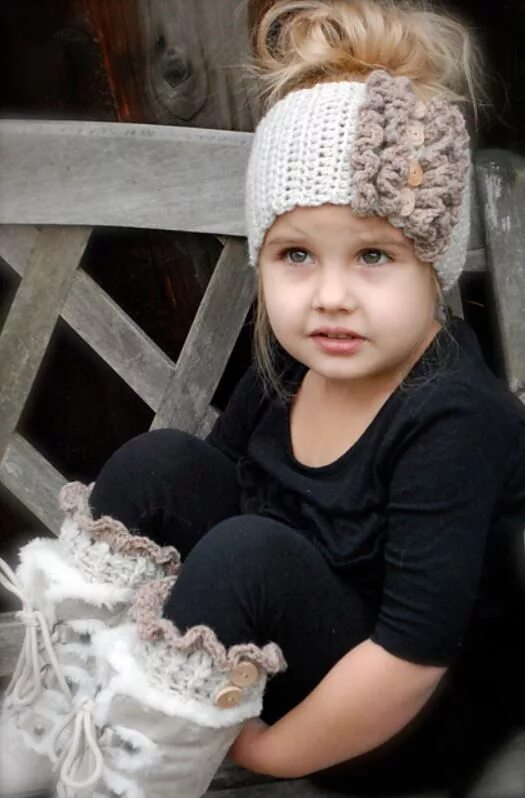 Детская повязка на голову спицами. Повязка на голову крючком для девочки. Вязаные повязки на голову для детей. Повязка на голову вязаная детская. Вязаные повязки спицами девочке.