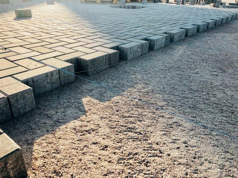 Укладка брусчатки на бетон. Флекс бетон брусчатка. Мощение бетонной брусчаткой. Цех брусчатка Дюрабл бетон. Бетонная тротуарная плитка.