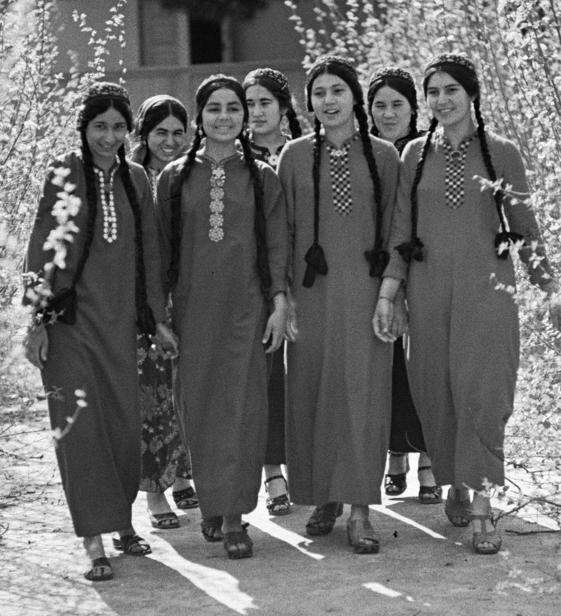 Таджики в ссср. Таджикские женщины. Советские платья таджикские. Таджикская Старая женщина. Таджикские девушки СССР.