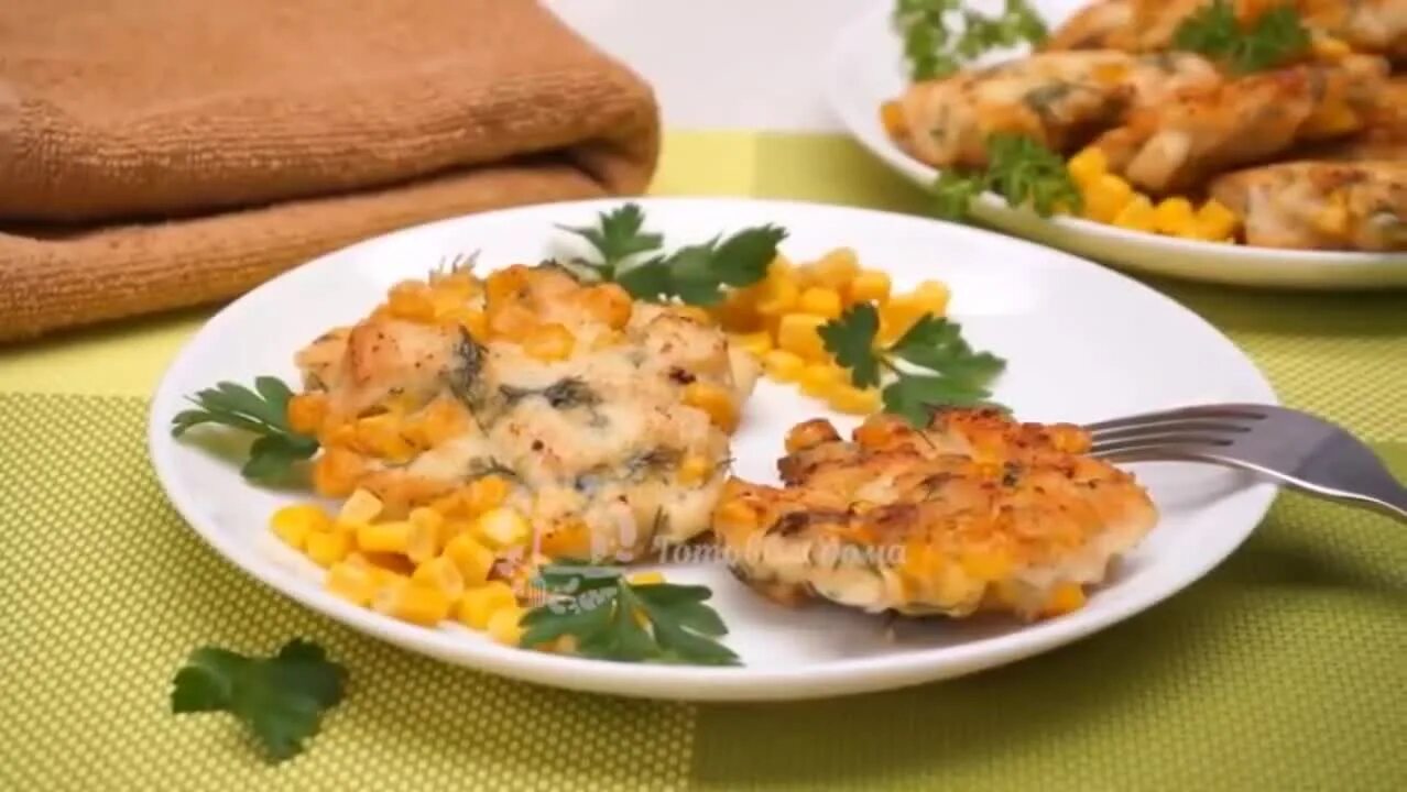 Котлеты из грудки с кукурузой. Рубленные куриные котлеты с кукурузой. Куриные котлетки с кукурузой. Куриные котлетки с кукурузой. Котлеты из грудки с кукурузой.