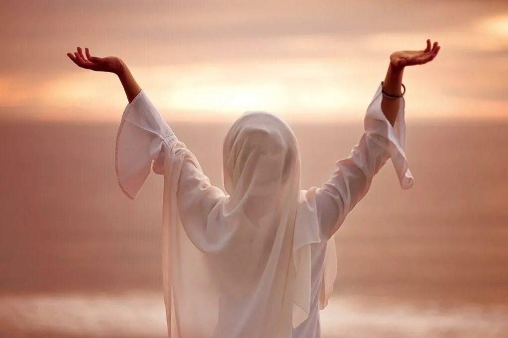 3 всевышних. Девушка в молитве. Счастливые мусульмане. Красивая женщина молится. Женщина обращается к Богу.