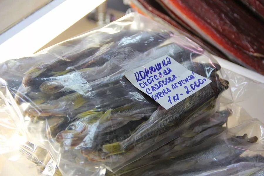 Корюшка санкт петербург где купить недорого. 1 Кг корюшки. Икра-рыба магазин корюшка. Ценник для рыбного магазина. Корюшка на рынке.
