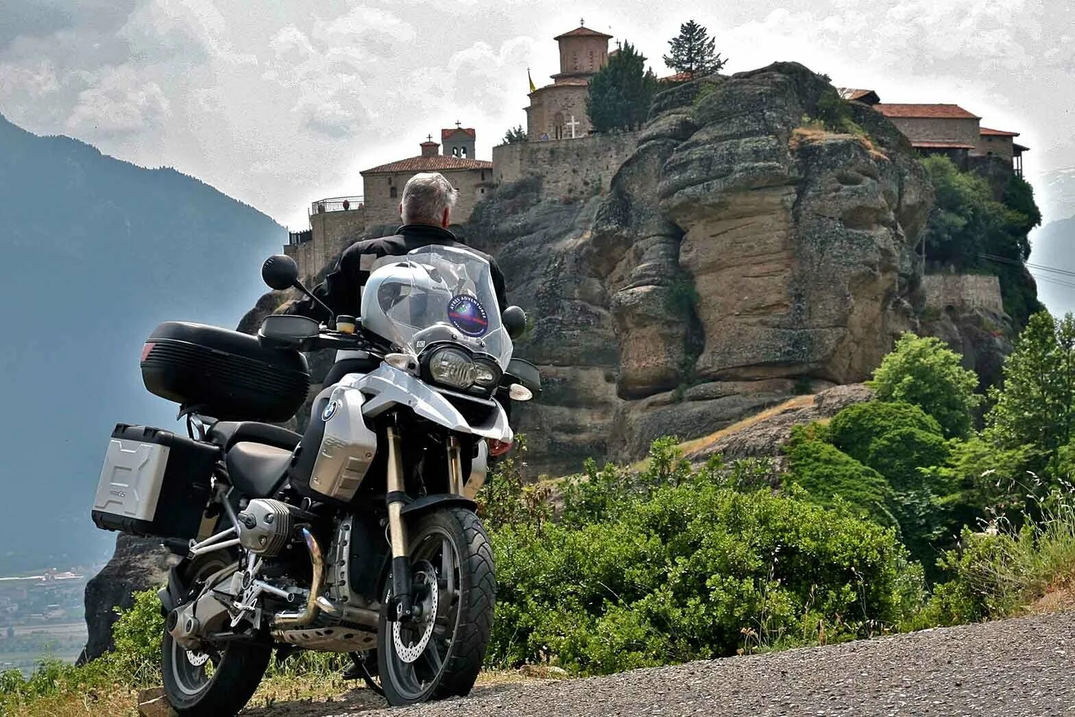Ктм тур эндуро. Motorcycle tours. Leh ladakh. Motorcycle tours. Мотоцикл на дороге.