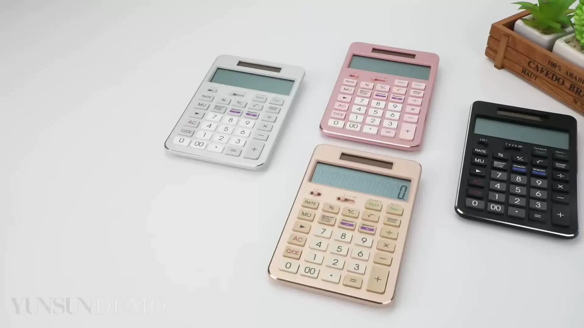 Бухгалтерский калькулятор. Калькулятор на столе. Фон для калькулятора. Калькулятор большой. Калькулятор столик