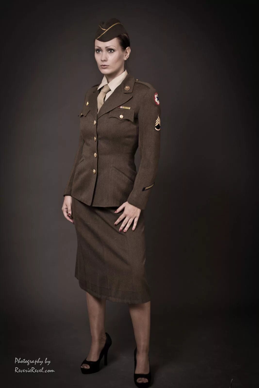 Женщина в форме доминирует. Военная женская форма. Женщины в военной форме. Женскамявоенная форма. Немецкая Военная форма женская.