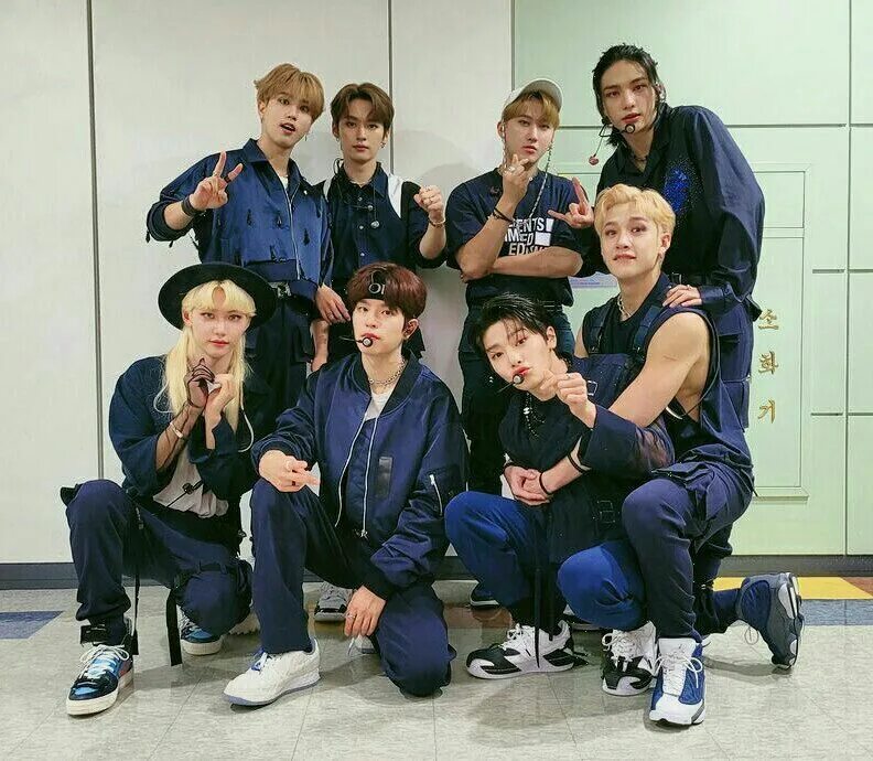 В какой стране stray kids. Stay kids группа. Stray kids. Nct and stray kids. Корейская группа stray kids.