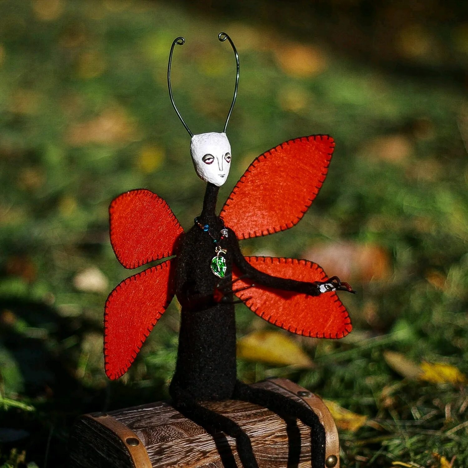 Куклы марты боерс. Плюшевый мотылек. Елена войнатовская кукла мотылёк. Мотылек игрушка. Luminous moth.