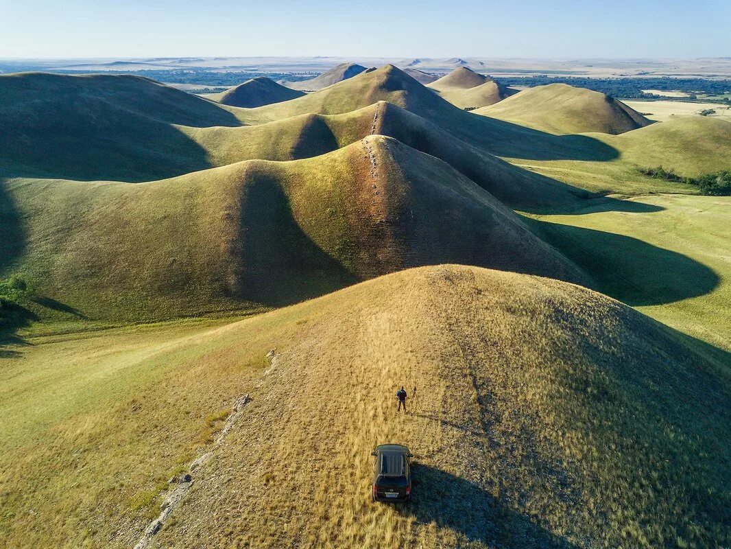Вершину холма украшает бронзовая. Оренбург хребет Карамурунтау. Карамурун-Тау-Урал-горы. Долгие горы Оренбургская область. Долгие горы Оренбург.