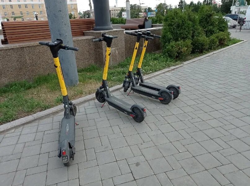 Какого числа уберут самокаты. Электросамокат whoosh. электросамокат падение. электросамокаты в омске.