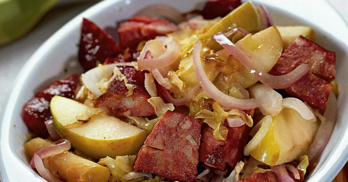 Бигус с охотничьими колбасками. Капуста тушеная с яблоками. Капуста тушеная бигус. Тушеная капуста с яблоками и колбасками. Бигус с картошкой и охотничьими колбасками.