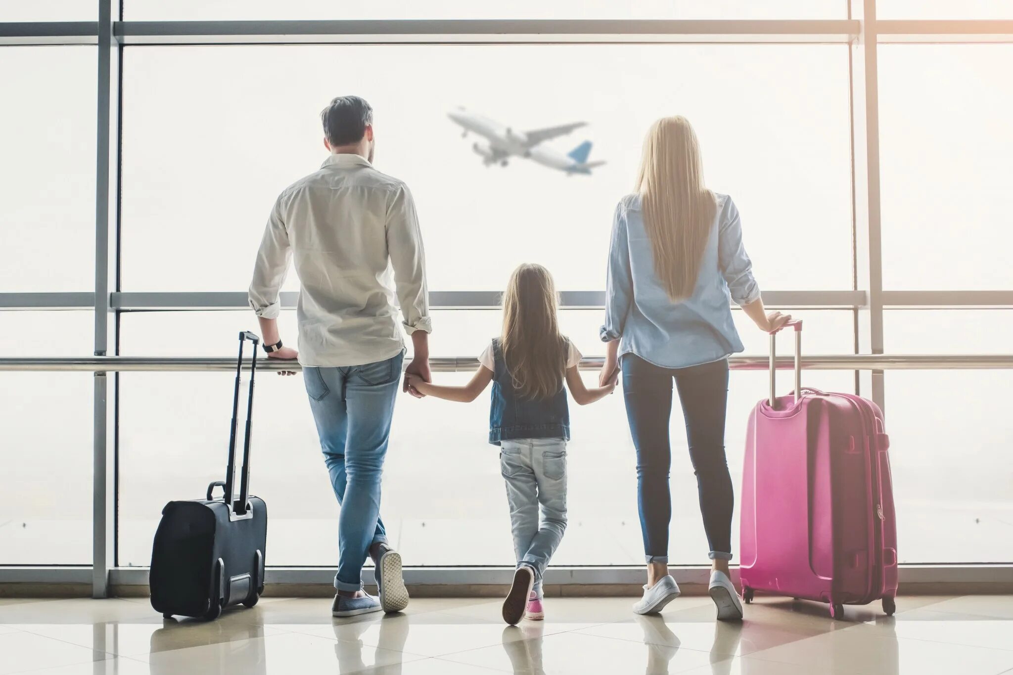 Семья в аэропорту. Семья с чемоданами. Семья с чемоданами в аэропорту. Человек с чемоданом и ребенок.
